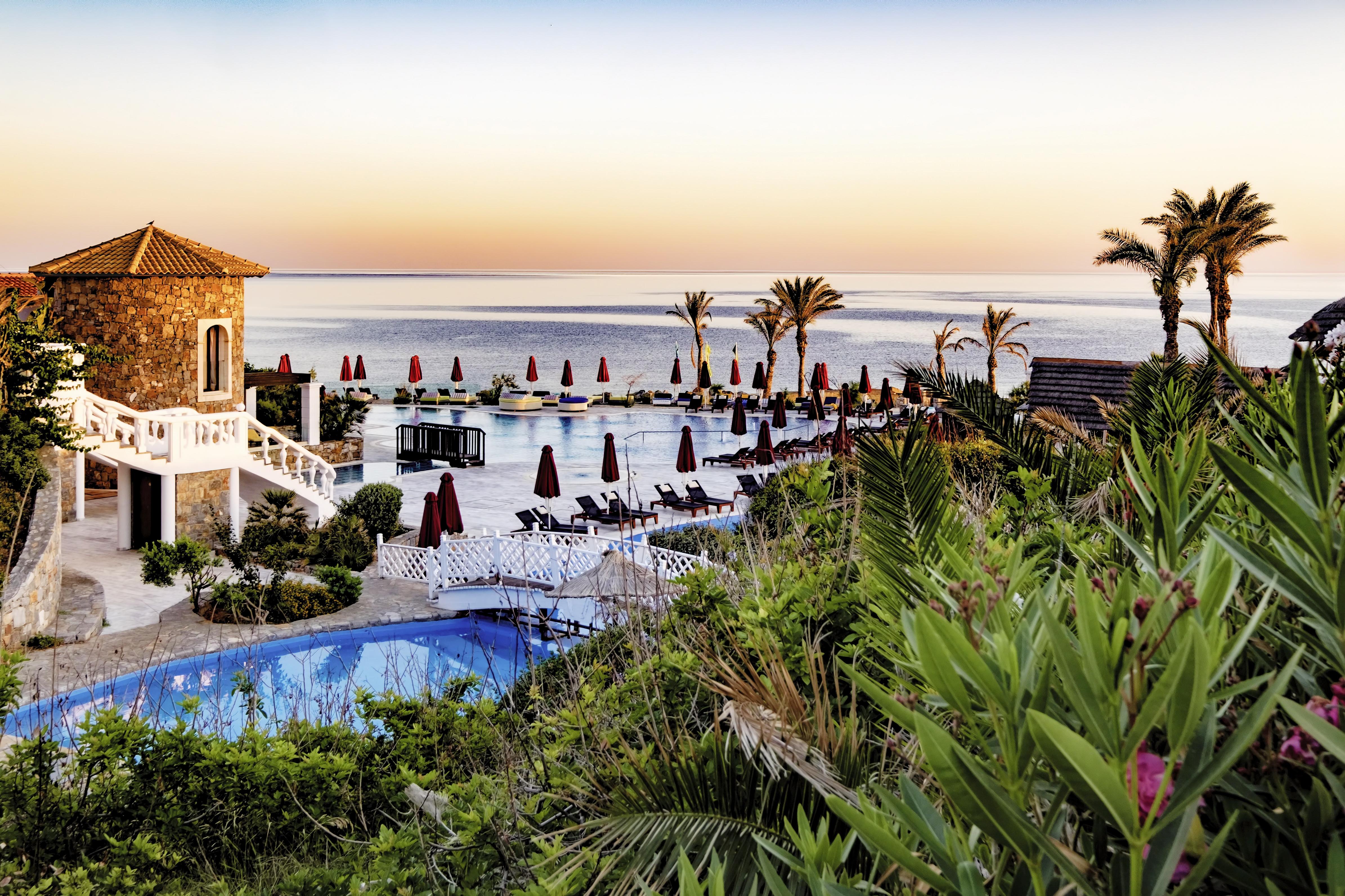 Minos Imperial Luxury Beach Resort & Spa Milatos Zewnętrze zdjęcie The resort at sunset
