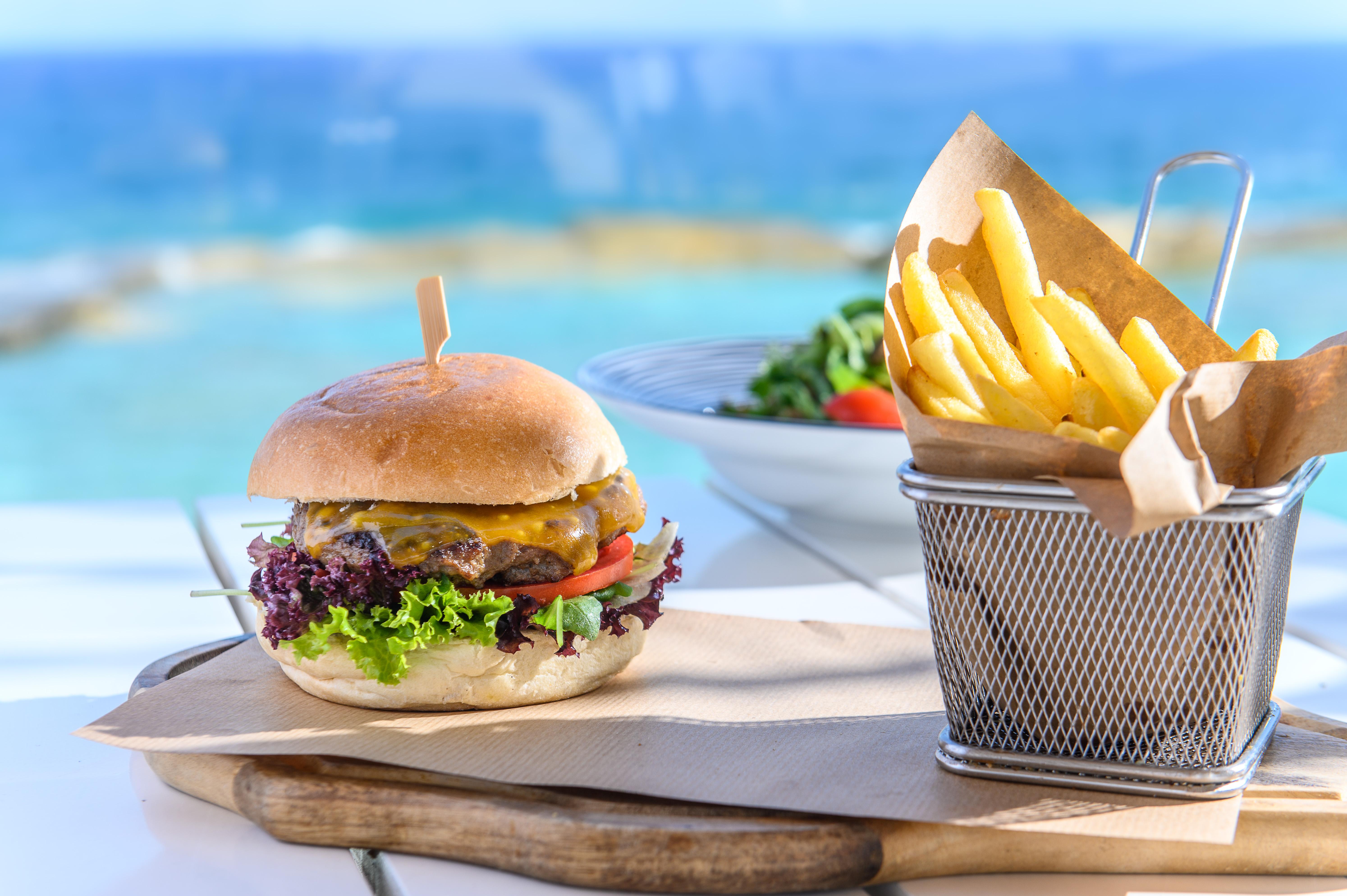 Minos Imperial Luxury Beach Resort & Spa Milatos Zewnętrze zdjęcie A cheeseburger and chips