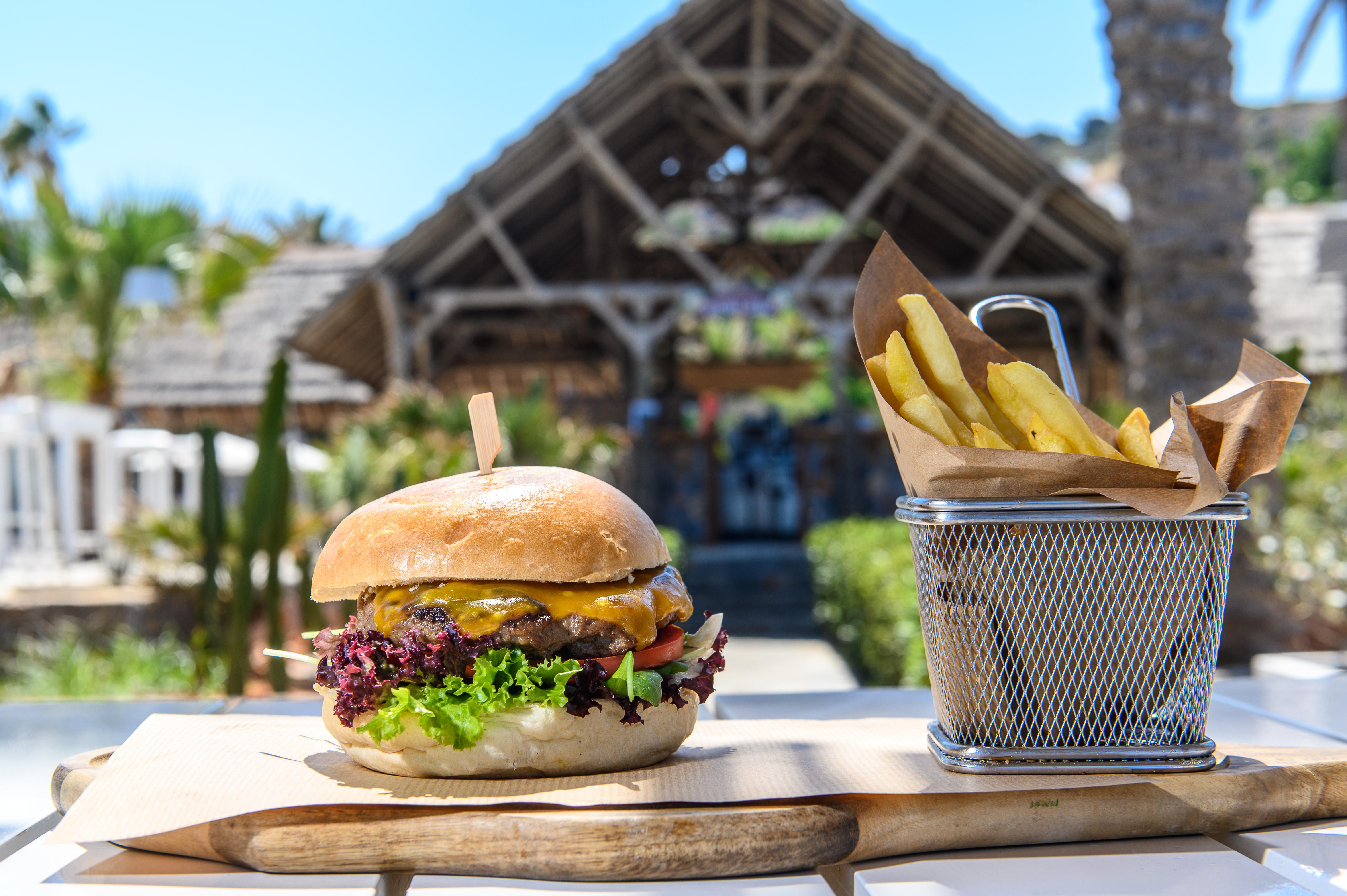 Minos Imperial Luxury Beach Resort & Spa Milatos Zewnętrze zdjęcie A cheeseburger and chips