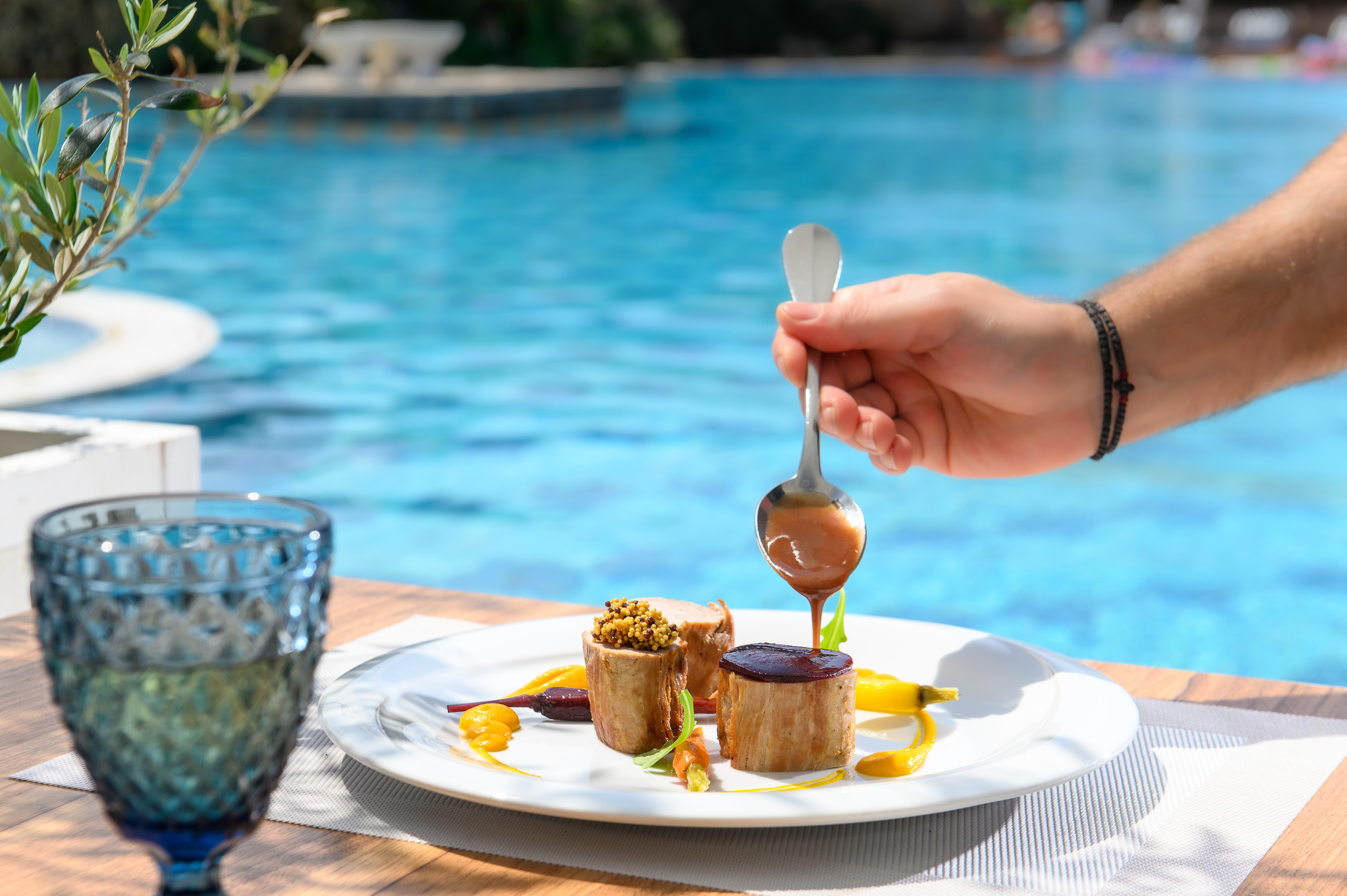 Minos Imperial Luxury Beach Resort & Spa Milatos Zewnętrze zdjęcie A hand holding a spoon