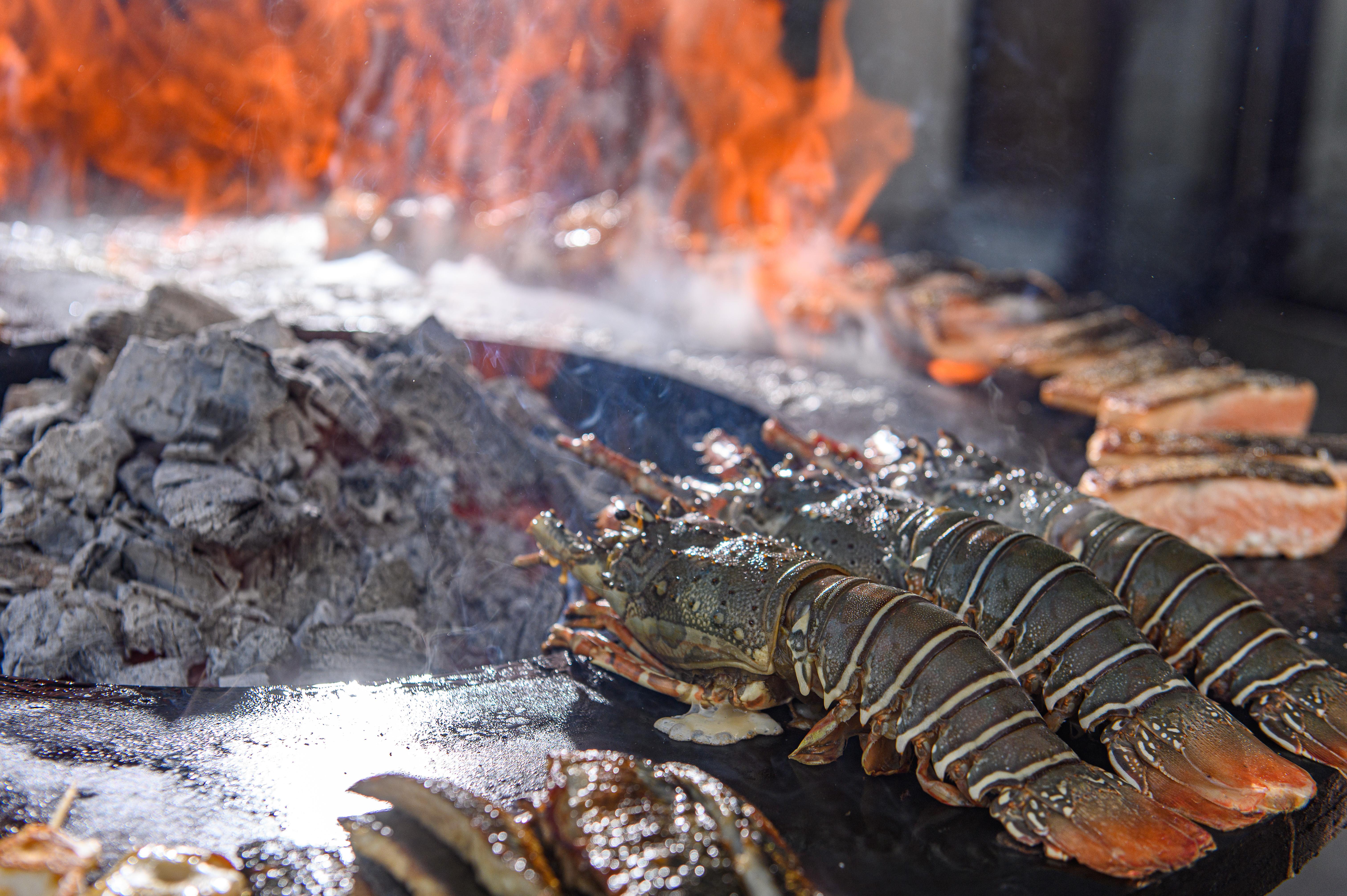 Minos Imperial Luxury Beach Resort & Spa Milatos Zewnętrze zdjęcie Lobster being grilled